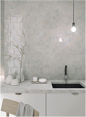 white kitchen Enso Karui Field Tile Glossy 5x5